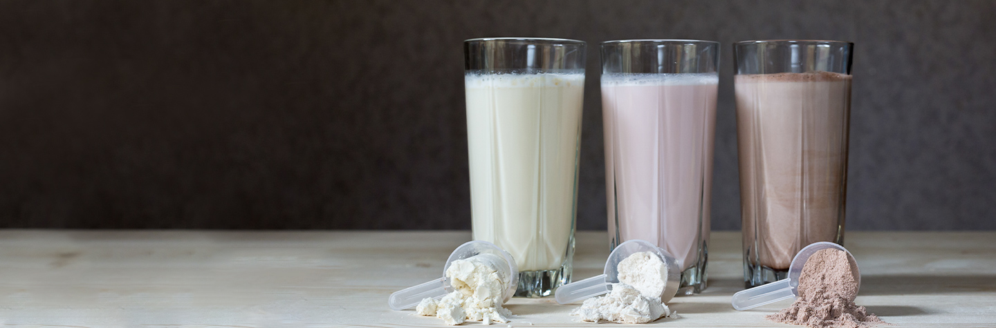 Glas med proteindrycker i sig.  Glas med olika typer av proteindrycker i sig.