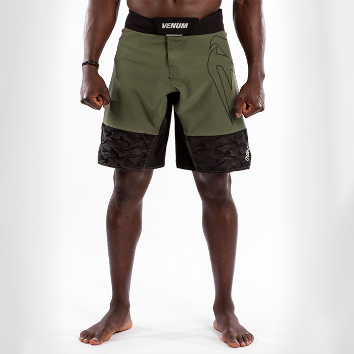 Läs mer om Venum Light 4.0 Fightshort, Khaki/Silver