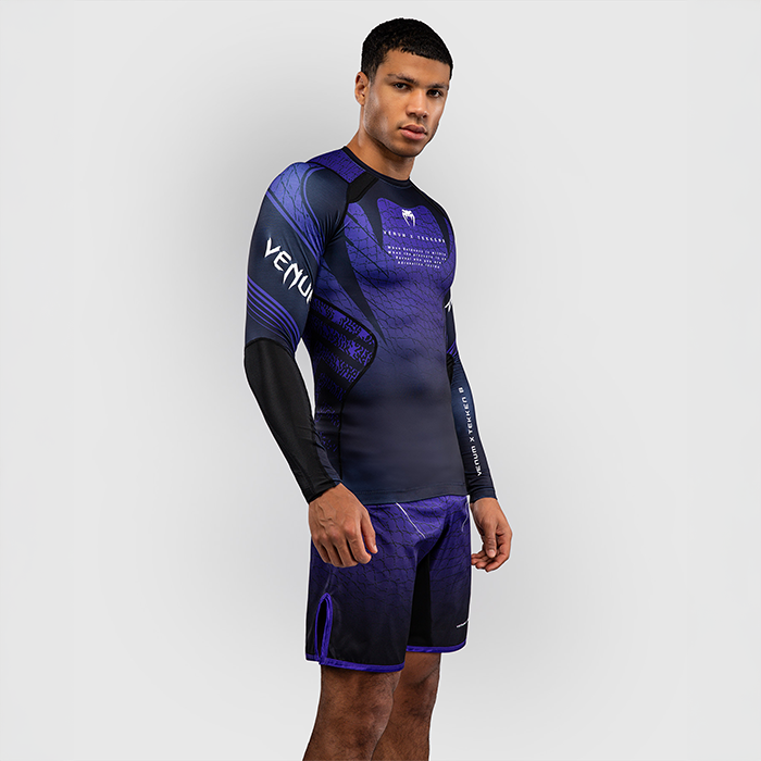 Venum x TEKKEN 8 L&aring;ng&auml;rmad Rashguard Kazuya Svart Lila